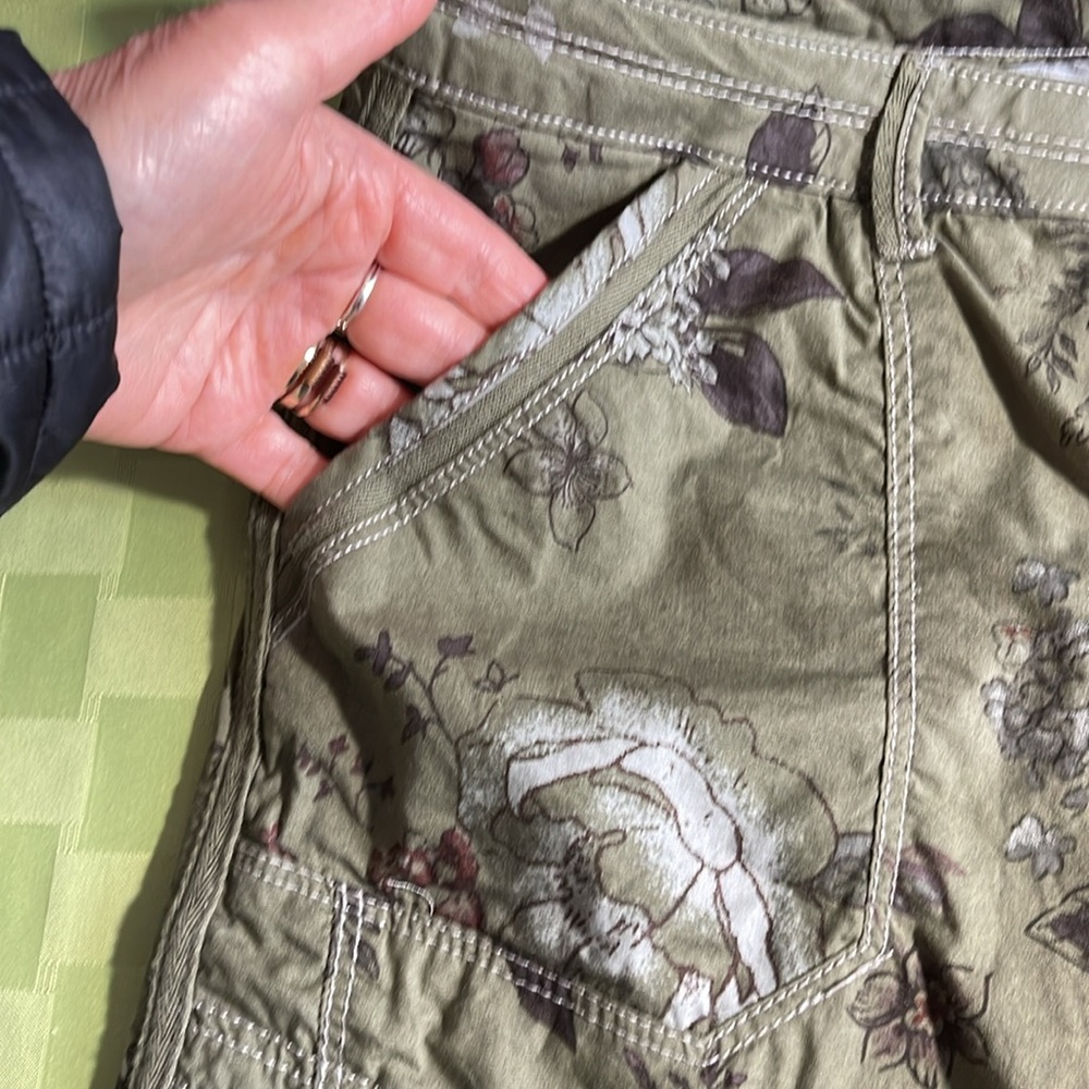 Democracy Olive Green Floral Cropped Pants - Picture 6 of 14